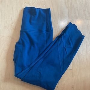 Wunder Under Scalloped Hem High-Rise Crop 23" 
Luxtreme